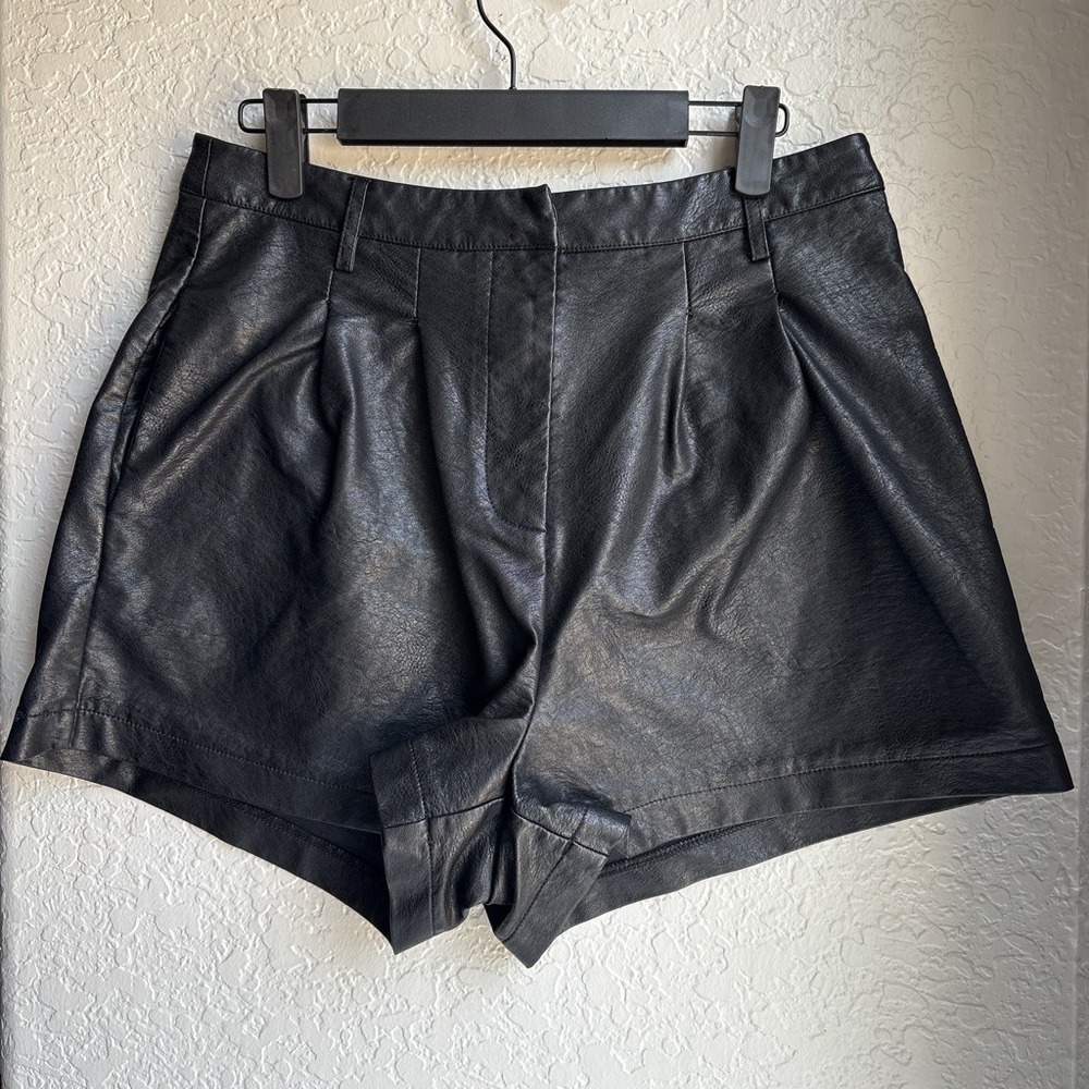 Women M Shorts Pleated High Rise Black‎ Faux Leather Zip Fly Hook Bar